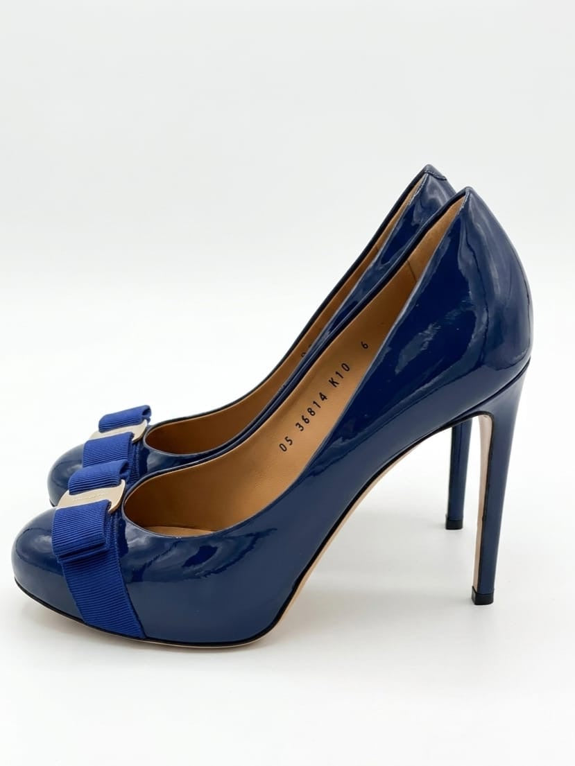 Carla pumps in Oxford blue patent leather