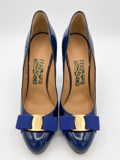 Carla pumps in Oxford blue patent leather