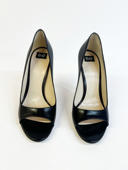 Black leather peep-toe pumps
